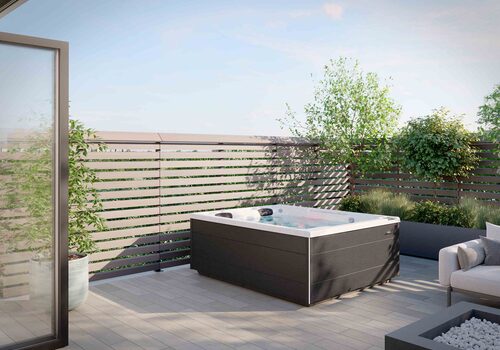 Jacuzzi J4 na modernej terase